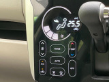 【オートエアコン】一度お好みの温度に設定すれば、車内の温度を検知し風量や温度を自動で調整。暑い…寒い…と何度もスイッチ操作をする必要はありません。快適な車内空間には必須の機能ですね♪