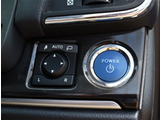 『1台』のお車に対して、3名体制で日々議論を重ね仕入れを行っております。