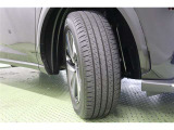 タイヤサイズ 225/60R18。ダークメタリック塗装と切削光輝で繊細かつ高級感のある専用アルミホイールを装着しています。