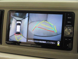 パノラミックビューモニター付きです。車両を上から見たような映像をナビゲーション画面に表示。運転席からの目視だけでは見にくい、車両周辺の状況をリアルタイムでしっかり確認できます。