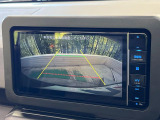 【バックカメラ】駐車時に後方がリアルタイム映像で確認できます。大型商業施設や立体駐車場での駐車時や、夜間のバック時に大活躍!運転スキルに関わらず、今や必須となった装備のひとつです!