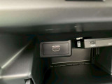 グローブボックス内部にHDMI接続ソケットがございます!携帯電話やタブレットなどを接続し、ナビゲーションに映像を映し出すことができます☆