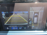 上空から見下ろしたような映像で運転を支援。クルマの周囲を映像で確認できます。駐車場や見通しの悪い交差点など、状況に応じた映像をナビ画面に映し出します。
