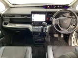 車内は光触媒抗菌消臭施工済です。スタイリッシュなデザインでスポーティなインパネ周りを演出します。グローブボックスやカップホルダーのほかにトレーなどたくさんの収納スペースが付いています。