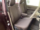 広い足元に肘掛けもついたゆったり座れるシートです。運転席と助手席の間が空いているため、助手席側への移動がスムーズです。交通量の多い道でも、助手席側から乗り降りができます。