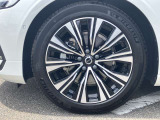 5マルチスポーク 8.0J×18インチ ダイヤモンドカット/ブラック 235/45R18サイズのミシュランを装着 ラグジュアリーな足元を演出します。