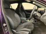 【コックピットシート】BMW車の主役席。車体中央にくる様に配置し車両重心とが一致する事でドライバーと車との一体感あるドライビングを実現。人間工学に基づき形成した形状が長時間のドライブ疲労も軽減します!