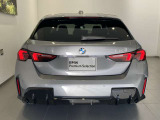 大型のL字型のリアランプもLEDライトを採用。洗練されたデザインにより、シャープなLEDランプの点灯します。後ろからの見た目にもこだわっております。