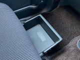 助手席の下にくつを入れられるほどのスライドケースがあります!