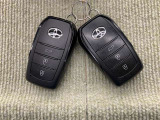 手荷物が多いときでも、スマートキーをバッグやポケットに携帯していれば、キーを取り出すことなくドアの解錠・施錠ができます