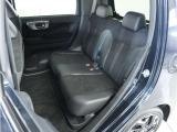 家族やご友人とBBQに行くとき、楽しさは道中の車内から始まっています!このベンチシートに座って、みんなで和気あいあい盛り上がりましょう!