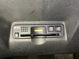 ハンドルの左下にETCがついています。高速道路の料金所の通過も楽々です。 カードの取り出しもしやすい場所についています。