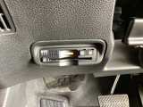 ハンドルの左下にETCがついています。高速道路の料金所の通過も楽々です!。 カードの取り出しもしやすい場所についています。