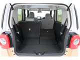 ◇後席シートバックを片側のみ倒した状態です。 丈の長い荷物を積むことができます。