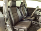 広い足元にゆったり座れるシートには肘掛けも装備しており長距離の運転でも疲れにくくなってます。女性でも運転がしやすいように、シートの高さ調整機能(シートリフター)がついています。