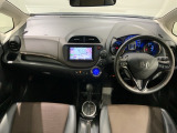 使いやすいレイアウトのダッシュボード周辺です。オートエアコンや小物入れなど嬉しい装備が満載です。