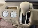 4速AT車のセレクトレバーです。低速から高速までスムーズな走りを実現するとともに、エンジン効率のよい領域を維持することで燃費にも貢献します。