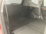 後席をすべて倒すことでより大きな荷室が生まれます。