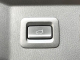 【パワーバックドア】スマートキーや運転席のボタンを押すだけでリアゲートが自動で開閉します!荷物を持っている時や、高い位置にあるバックドアを閉める際に便利な機能です♪