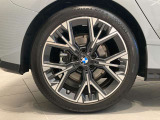 BMWの純正アロイホイールは軽量かつ強度にも優れているホイールで走行性能を引き上げる設計になっております。足元にもBMWは妥協がなくこだわっている個所になります。