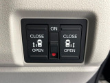 【両側スライドドア】駐車場で隣の車との間隔が狭く乗りにくい時、スライドドアなら安心!ドアオープン時も幅を取らず、開口部が広いので乗り降りがとっても簡単です。大きな荷物の出し入れも後席から可能♪