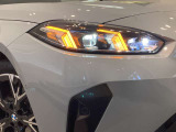 BMWの伝統の丸目4灯ヘッドライトでございます。LEDライトで視認性もよく明るく安全性の向上につながります。