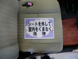 室内外はもちろん、シートを外してニオイの元となるフロアカーペットまで消臭・除菌を実施。中古車を気持ちよくお乗りいただけるクリーニングサービスです。詳細は販売店スタッフまでおたずねください。