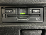 【ETC】有料道路を利用する際に料金所で停止することなく通過できる、ETC車載器(ノンストップ自動料金収受システム機器)が装備されています。セットアップを行うことで利用可能になります。