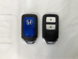 スマートキーを装備しています。鍵を差し込むことなくドアロックの開け閉めと、スタートボタン操作でのエンジンスタートができます。スペアキーも同じものを用意しております。
