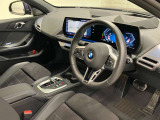 【コックピットシート】BMW車の主役席。車体中央にくる様に配置し車両重心とが一致する事でドライバーと車との一体感あるドライビングを実現。人間工学に基づき形成した形状が長時間のドライブ疲労も軽減します!