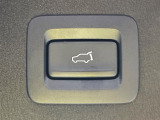 【パワーバックドア】スマートキーや運転席のボタンを押すだけでリアゲートが自動で開閉します!荷物を持っている時や、高い位置にあるバックドアを閉める際に便利な機能です♪