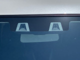 前方の車両や歩行者を検知し、衝突のおそれがあれば音や表示によって警告し、衝突の可能性が高まると弱いブレーキを作動。さらに衝突の可能性が高まるとブレーキを制御し、衝突時の被害軽減を図ります。