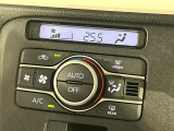 【オートエアコン】一度お好みの温度に設定すれば、車内の温度を検知し風量や温度を自動で調整。暑い…寒い…と何度もスイッチ操作をする必要はありません。快適な車内空間には必須の機能ですね♪