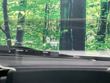 【ヘッドアップディスプレイ】現在の速度や走行情報をデジタル表示で運転席前方のガラスに投影!運転中、目線をずらさず必要な情報を確認できるのでとっても便利で安心!