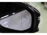 BSM搭載。バック出庫の際に左右から接近する車両を検知警告するRCTA。RCDも搭載。さらに、ドアを開ける際に後方からの接近車両との衝突の可能性がある場合警告するSEAも搭載しています。