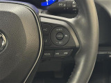 【レーダークルーズコントロール】従来のクルコンの機能に加え、先行車に接近すると、安全な車間距離を保ちながら先行車の車速に合わせ追従するシステム。