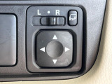【電動格納ミラー】サイドミラーは電動格納式となっており、狭い駐車場でもキズがつくリスクを抑えられます。