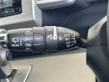 【オートワイパー(AUTO)】雨が降り出した時に、雨滴検出用センサー(レインセンサー)が雨滴を感知すると、自動でワイパーが動作します。