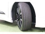 タイヤサイズはハイスペックな 225/45R21。切削光輝+ブラック塗装で先進的かつスポーティな大径アルミホイールを装着。足元をシャープに引き締めてくれ、しっかりした走りも楽しめますよ。