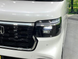 【LEDヘッドライト】悪天候や夜間走行時も良好な視界を確保し安心して運転できる高輝度LEDヘッドライトを装備!点灯速度が早く、消費電力も抑えられています。