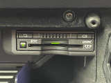 【純正ビルトインETC2.0(DSRC/ITSスポット)】ETCカードを挿入すれば料金所はノンストップで通過できます。ETC限定の割引や、高速道路の情報提供サービスを利用できます。