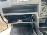 グローブボックスです!車内の収納力もある車です!