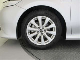 機敏さを引き立てる純正アルミ 215/55 R17 装着!