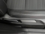 【運転席ハイトアジャスター】シートの高さもかんたん調節。レバーを上下に動かすかんたん操作でシートの上下位置を調節可能。視界の広さやメーターの見やすさなど、自分の運転しやすい高さに合わせられます。