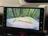 【バックカメラ】駐車時に後方がリアルタイム映像で確認できます。大型商業施設や立体駐車場での駐車時や、夜間のバック時に大活躍!運転スキルに関わらず、今や必須となった装備のひとつです!