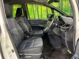 運転席まわりには十分なスペースがあり、大柄な方でもゆったり運転していただける環境です。