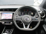 運転席廻りになります。ひじ掛けや収納など便利な装備がついてます!