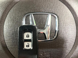 【Hondaスマートキー】カバンやポケットに入れたままでもドアの施錠・解錠が可能なスマートキーを装備。エンジンのオン・オフ時もカギを取り出す必要が無いからとっても便利です♪