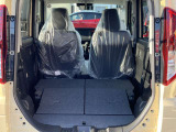 後部座席を倒していただければ、よりたくさんのお荷物も積みこむことも可能です。