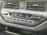 【オートエアコン】一度お好みの温度に設定すれば、車内の温度を検知し風量や温度を自動で調整。暑い…寒い…と何度もスイッチ操作をする必要はありません。快適な車内空間には必須の機能ですね♪